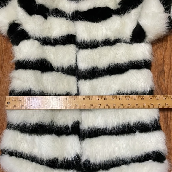 Woman’s Faux Fur Coat with hook loop wire closures that blend in Large Wenxi - Picture 7 of 14